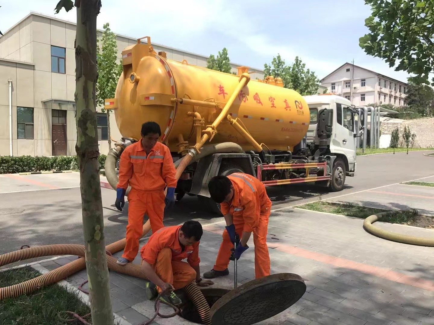 江陵管道疏通车停在窨井附近