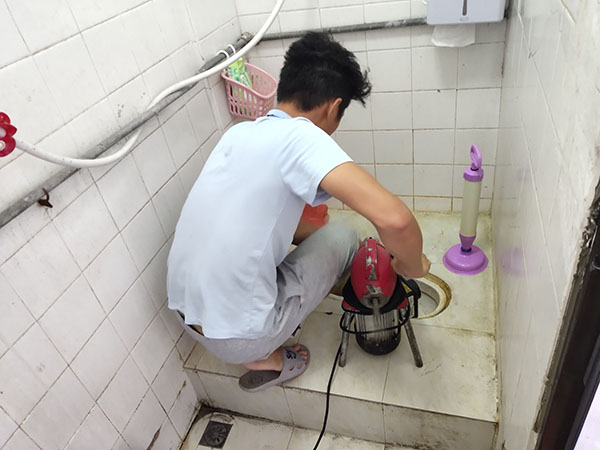 江陵肥皂掉到马桶里把马桶堵住了怎么办？马桶堵住了怎么办