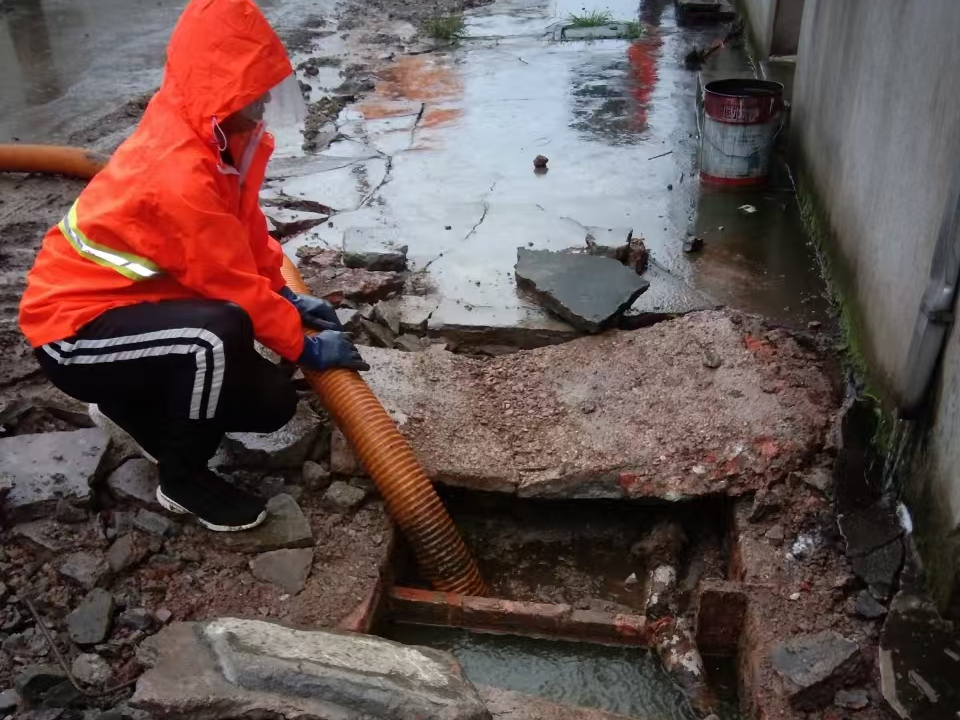 江陵专业清理污水池 炜誉市政以规范流程守护城市 “肠道”