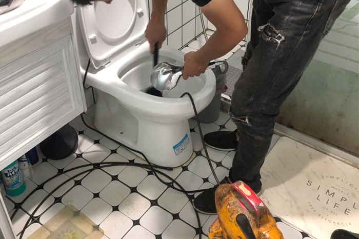 江陵马桶堵塞自己疏通还是找师傅?专业上门服务让你省时更省心