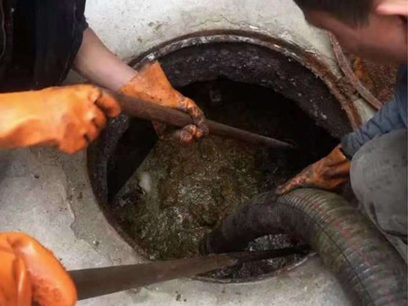 江陵清理化粪池时如何避免沼气的危害?